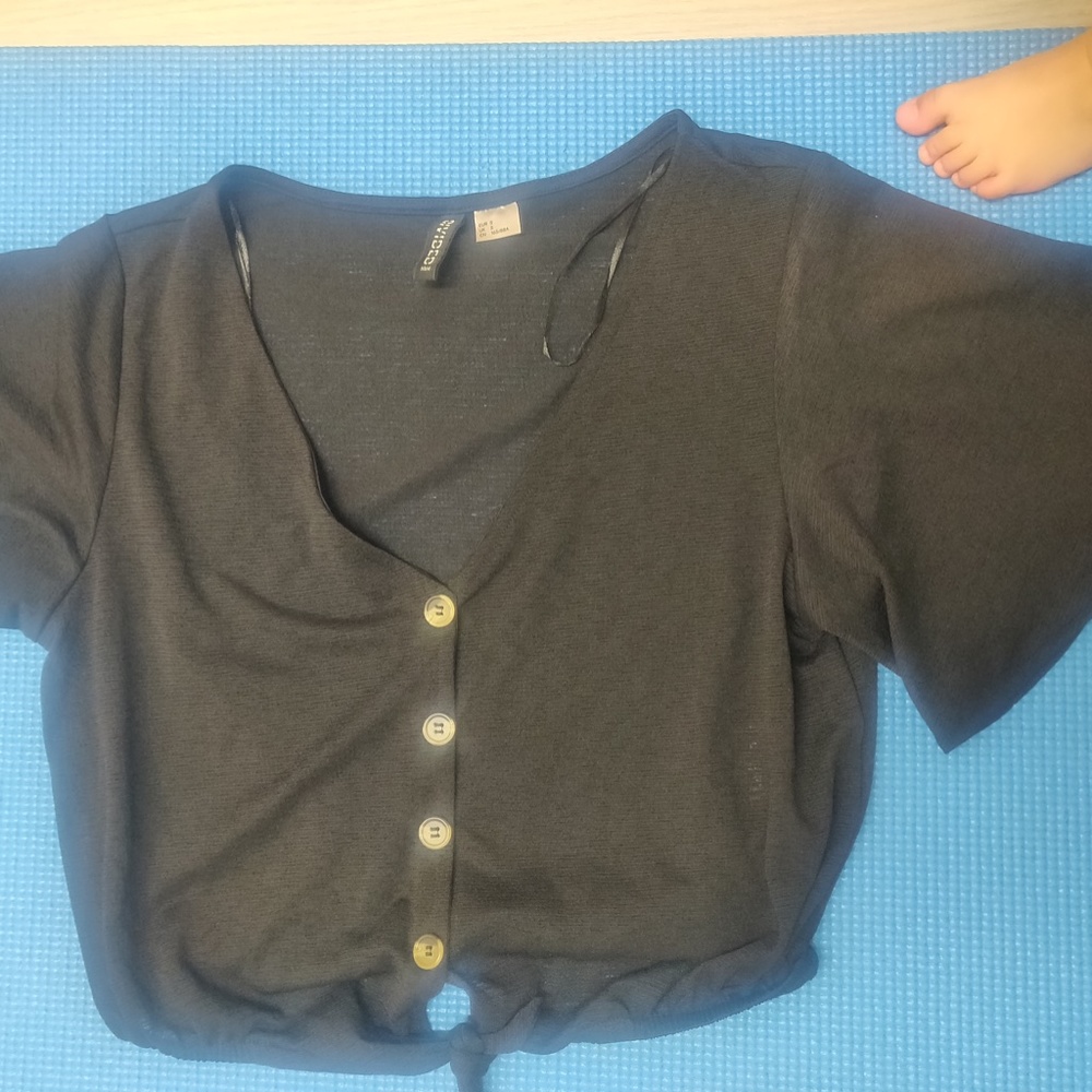 Black crop top from H&M brand